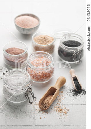 Jars with assorted speciality salt 98438036