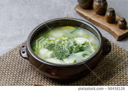 韓國食品 Mesaengi Tteokguk 菜用黑陶鍋盛放 98438126