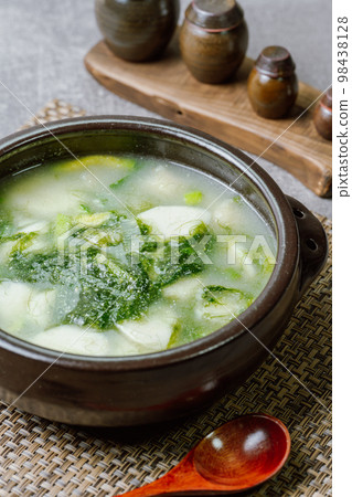 韓國食品 Mesaengi Tteokguk 菜用黑陶鍋盛放 98438128