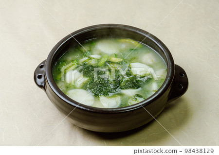 韓國食品 Mesaengi Tteokguk 菜用黑陶鍋盛放 98438129