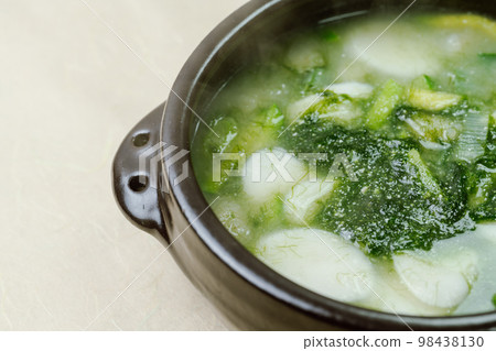 韓國食品 Mesaengi Tteokguk 菜用黑陶鍋盛放 98438130