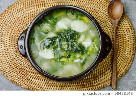 韓國食品 Mesaengi Tteokguk 菜用黑陶鍋盛放 98438148