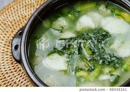 韓國食品 Mesaengi Tteokguk 菜用黑陶鍋盛放 98438161