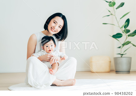 嬰兒和年輕的媽媽 98438202