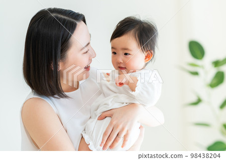 嬰兒和年輕的媽媽 98438204