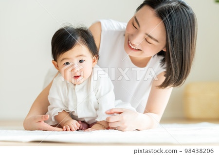 嬰兒和年輕的媽媽 98438206