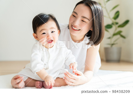 Baby and young mom 98438209