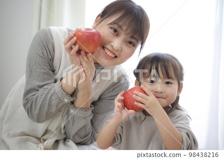 父母和孩子用一個蘋果 98438216