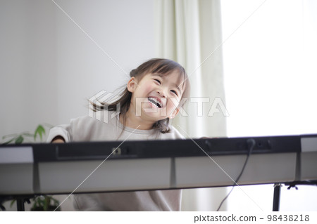 練鋼琴的女孩 98438218