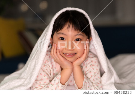 Elementary school girl hiding in the futon at night 98438233