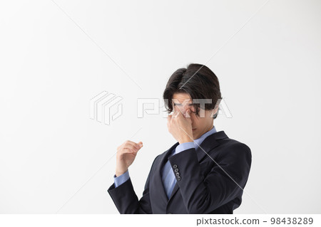 商人疲倦的眼睛疲勞 98438289