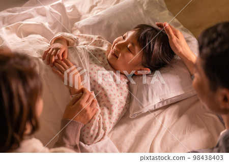 晚上爸爸媽媽哄孩子睡覺 晚上爸爸媽媽哄孩子睡覺 98438403