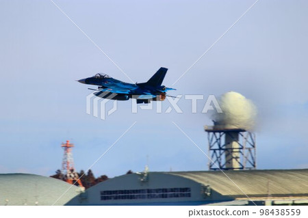 F-2 taking off from "Hyakuri Base", the key to air defense in the capital, with the after-banner fully open 98438559