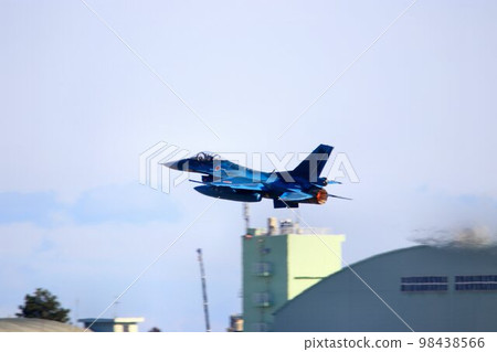 F-2 taking off from "Hyakuri Base", the key to air defense in the capital, with the after-banner fully open 98438566