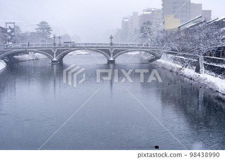 Kanazawa in winter, Asano River and Asanogawa Bridge with snow 98438990