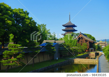 [京都府]東寺五層塔和南大門 98439105