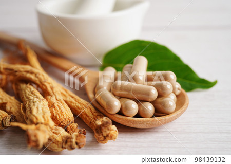 Ginseng roots and green leaf, healthy food. 98439132