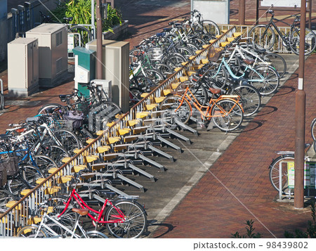 在車站前的付費自行車公園 在車站前的付費自行車公園 98439802