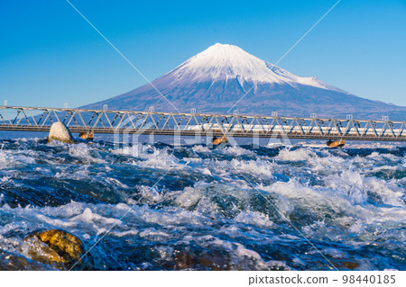 （靜岡縣）穿越富士河的新幹線，背景是富士山 98440185
