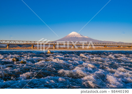 （靜岡縣）穿越富士河的新幹線，背景是富士山 98440190