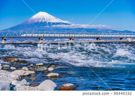 (Shizuoka Prefecture) Shinkansen crossing the Fuji River, Mt. Fuji in the background (Shizuoka Prefecture) Shinkansen crossing the Fuji River, Mt. Fuji in the background 98440192
