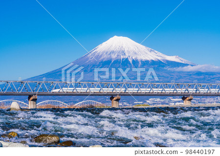 （靜岡縣）穿越富士河的新幹線，背景是富士山 98440197
