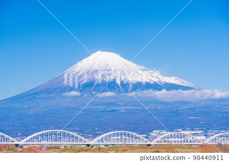 (Shizuoka Prefecture) Aqueduct bridge over Fuji River and Mt. Fuji (Shizuoka Prefecture) Aqueduct bridge over Fuji River and Mt. Fuji 98440911