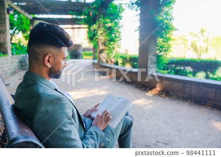 讀書的商人的側視圖 98441111