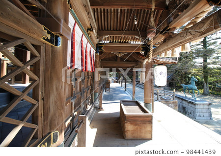 兵庫縣辰野市室津市三町市從西迴廊看室津街景、賀茂神社、唐門和東迴廊 兵庫縣辰野市室津市三町市從西迴廊看室津街景、賀茂神社、唐門和東迴廊 98441439