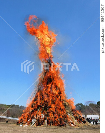 Midorikawa Lake Dondo Festival的Dondo-yaki（熊本縣美里市） 98441507