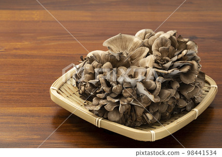 Maitake mushrooms in a colander 98441534