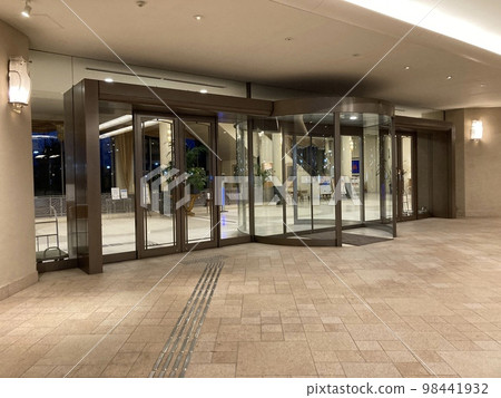 Hotel entrance 98441932