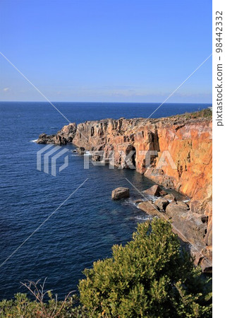 Three-tiered wall (Shirahama Town, Wakayama Prefecture) Three-tiered wall (Shirahama Town, Wakayama Prefecture) 98442332