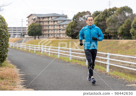 假日在河濱長廊上做慢跑愛好的老人 98442630