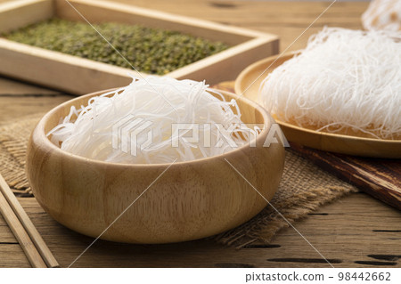 Fresh Glass Noodle (Transparent bean vermicelli) on wooden plate with Green beans 98442662