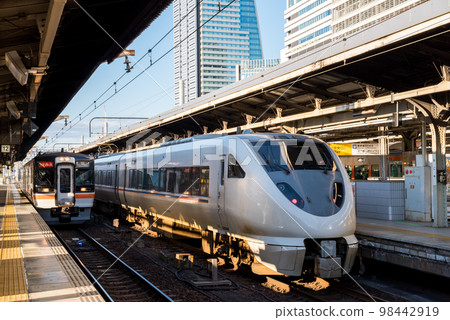[Nagoya Station] Limited Express Shirasagi and Rapid Mie Waiting for Departure 98442919