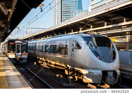 【名古屋站】特急Shirasagi和Rapid Mie等待發車 98442920