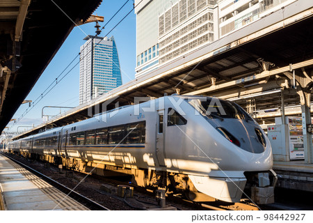 [Nagoya Station] Limited Express Shirasagi No. 11 waiting for departure 98442927