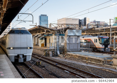 [Nagoya Station] Limited Express Shirasagi No. 11 waiting for departure 98442964
