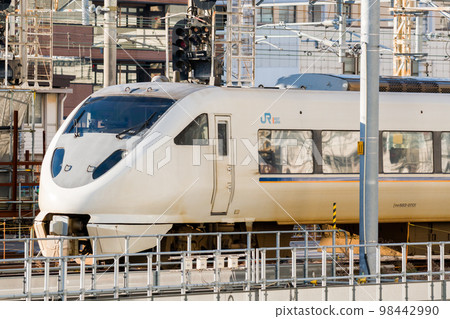 [Nagoya Station] Limited Express Shirasagi No. 11 entering the platform 98442990