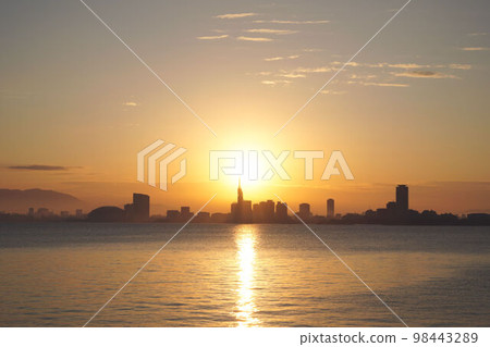 從能古島看到的福岡市的日出 98443289