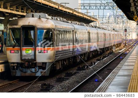 [Nagoya Station] Express Hida No. 12 forwarding from Nagoya Station 98443683