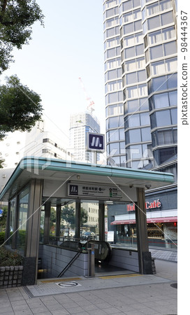 Osaka Metro堺筋線堺筋本町站12號出口有自動扶梯 Osaka Metro堺筋線堺筋本町站12號出口有自動扶梯 98444367
