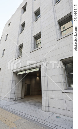 Kitahama Station 1B exit on the Osaka Metro Sakaisuji Line, directly connected to the Osaka Exchange 98444545