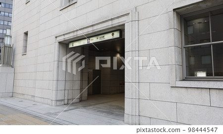 Kitahama Station 1B exit on the Osaka Metro Sakaisuji Line, directly connected to the Osaka Exchange Kitahama Station 1B exit on the Osaka Metro Sakaisuji Line, directly connected to the Osaka Exchange 98444547