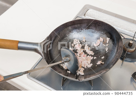 [製作麻婆茄子炒肉末] 98444735