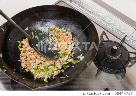 [製作麻婆茄子，肉末與蔥和辣椒醬混合] 98444737