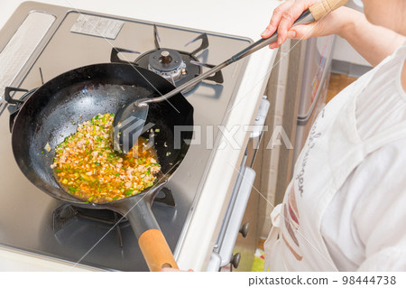 【製作麻婆茄子,材料準備好】 【製作麻婆茄子,材料準備好】 98444738
