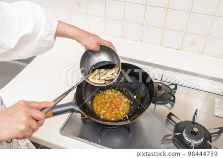 [製作麻婆茄子，在完成的配料中加入炒茄子] 98444739