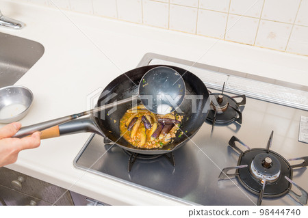 [Creating mapo eggplant; sprinkle potato starch dissolved in water to finish] 98444740